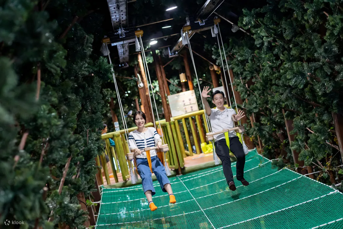 空中飞人-请遵守飞行安全，排队准备飞跃森林上空。惊险刺激的滑索训练即将开始！试过的人都一玩再玩，不小心就上瘾